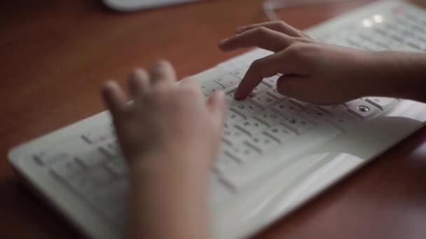 Niño pequeño usando la computadora, educación temprana — Vídeo de stock