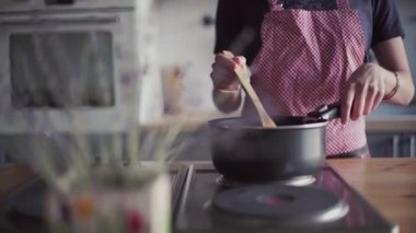 Genç kız mutfakta yiyecek hazırlama önlük