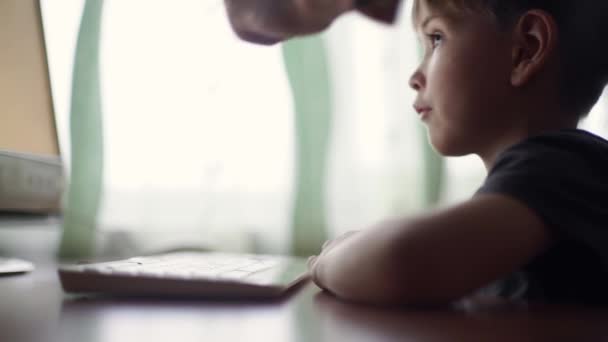 Μικρό αγόρι που χρησιμοποιούν τον υπολογιστή πρώιμης εκπαίδευσης — Αρχείο Βίντεο