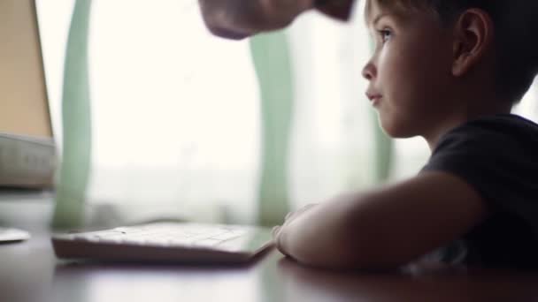 Menino usando computador, educação precoce — Vídeo de Stock