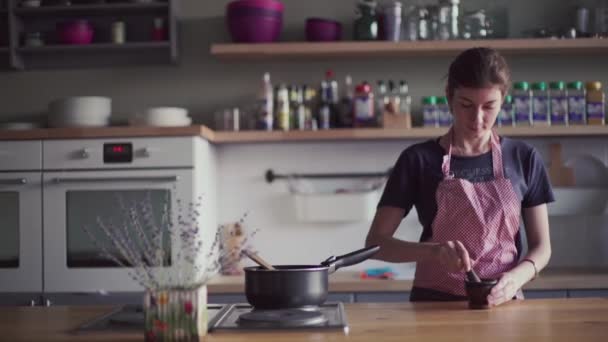 Fiatal lány, étel, a konyhai kötény — Stock videók