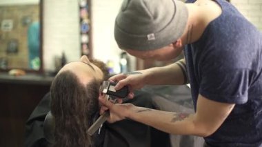 Yakın çekim genç sakallı adamın kurutma saç berber