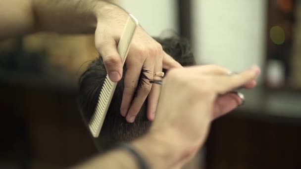 Primo piano barbiere asciugatura capelli di un giovane uomo barbuto — Video Stock