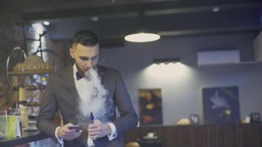 e-sigara iç vapes içinde olan sakallı adam
