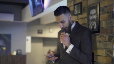 e-sigara iç vapes içinde olan sakallı adam