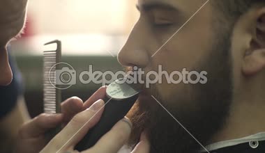 Yakın çekim genç sakallı adamın kurutma saç berber