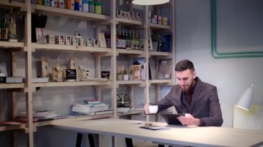Kafede tablet PC'de okuma ve e-sigara vape sigara rahat iş adamı