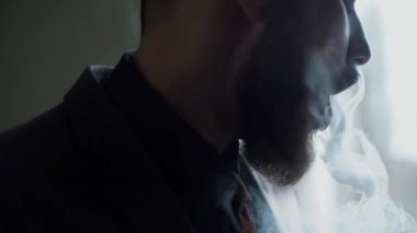 takım elbise sigara elektronik sigara sakallı bir adam Close-Up