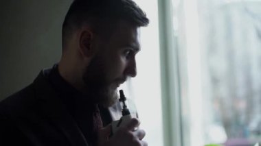 takım elbise sigara elektronik sigara sakallı bir adam Close-Up