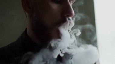 takım elbise sigara elektronik sigara sakallı bir adam Close-Up