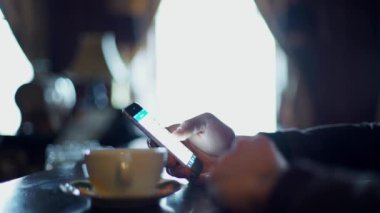 Modern hipster işadamı tablet yasaktır e-sigara vape üzerinde çalışan cafeand kahve içme