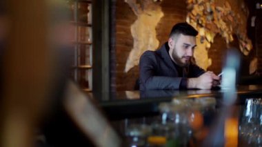 Modern hipster işadamı tablet yasaktır e-sigara vape üzerinde çalışan cafeand kahve içme