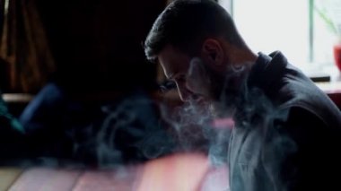 Modern hipster işadamı tablet yasaktır e-sigara vape üzerinde çalışan cafeand kahve içme