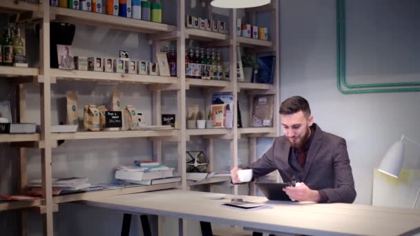 Casual zakenman lezen op tablet pc in het café en roken e-sigaret vape — Stockvideo