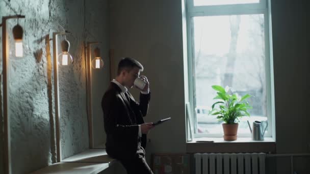 Uomo barbuto con e-sigaretta nel vaporizzatore caffè — Video Stock