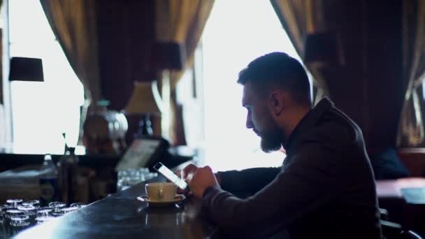 现代时髦商人在 cafeand 致力于平板电脑吸烟电子烟 vape 喝咖啡 — 图库视频影像