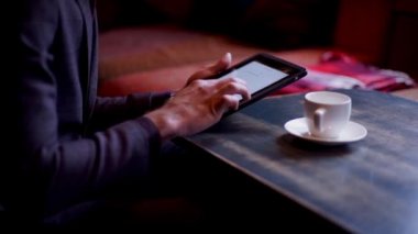 Casual işadamı kafede tablet PC'de okuma