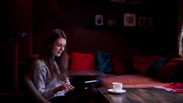 Jovem mulher de negócios feliz com computador tablet no café — Vídeo de Stock