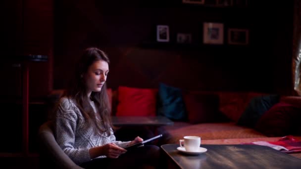 Joven mujer de negocios feliz con el ordenador tableta en la cafetería — Vídeos de Stock