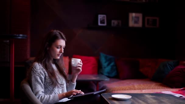 Jovem mulher de negócios feliz com computador tablet no café — Vídeo de Stock