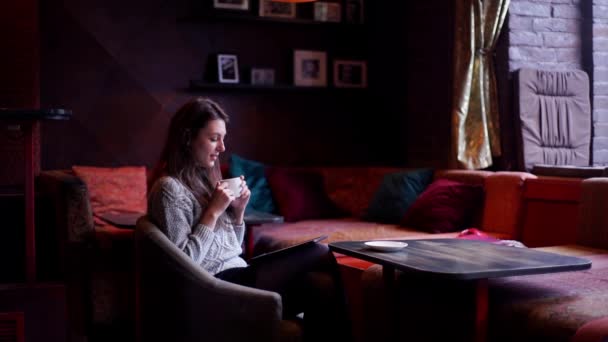 Jonge gelukkig zakenvrouw met tablet pc in café — Stockvideo