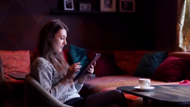 Молода щаслива бізнес-леді з планшетним комп'ютером в кафе — стокове відео