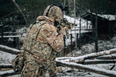 Rus Spetsnaz askeri Kalaşnikov taktik saldırı tüfeğiyle Dağıstan 'daki kış dağlarında kamuflaj üniforması giymiş..