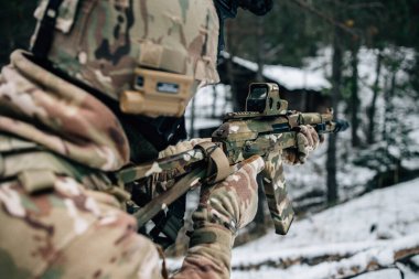 Rus Spetsnaz askeri Kalaşnikov taktik saldırı tüfeğiyle Dağıstan 'daki kış dağlarında kamuflaj üniforması giymiş..