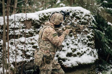 Rus Spetsnaz askeri Kalaşnikov taktik saldırı tüfeğiyle Dağıstan kış dağlarında kamuflaj üniforması giyiyordu. Koldaki metin: Rusya.