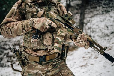 Rus Spetsnaz askeri Kalaşnikov taktik saldırı tüfeğiyle Dağıstan 'daki kış dağlarında kamuflaj üniforması giymiş..