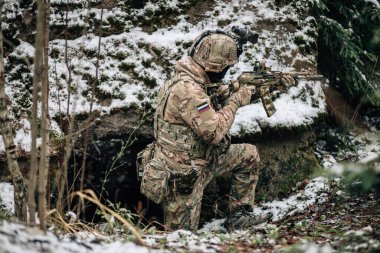 Rus Spetsnaz askeri Kalaşnikov taktik saldırı tüfeğiyle Dağıstan kış dağlarında kamuflaj üniforması giyiyordu. Koldaki metin: Rusya.