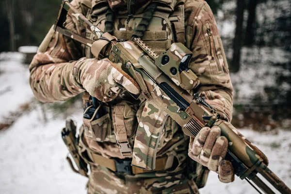 Soldado Spetsnaz Ruso Con Fusil Asalto Táctico Kalashnikov Uniforme Camuflaje —  Fotos de Stock