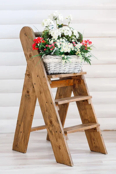 梯子の上のバスケットの花. — ストック写真