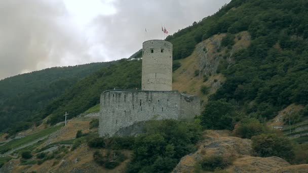 Een oud fort met vlaggen op de berg — Stockvideo