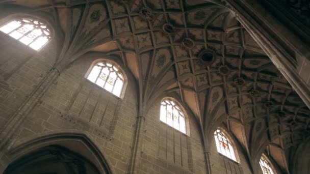 A Berna Minster, uma catedral reformada suíça na cidade velha de Berna — Vídeo de Stock