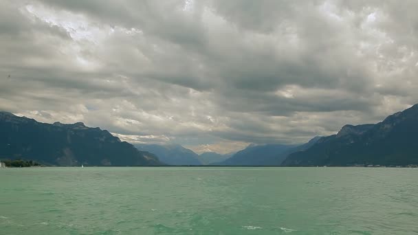 Meer van Genève, een schilderachtige vijver tussen hoge bergen — Stockvideo