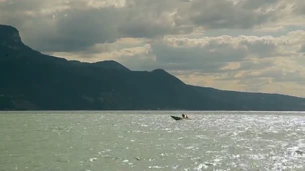 日内瓦湖，如诗如画的池塘之间山高，浮船 — 图库视频影像