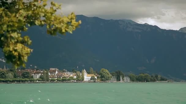 Ženevské jezero, malebný rybník mezi vysokými horami — Stock video
