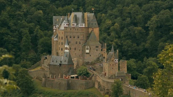 Uma vista superior de um castelo europeu velho — Vídeo de Stock