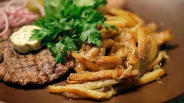 Ukraynalı bir yemek. Patates, patates gözlemesi ve soğan maydanoz ile.