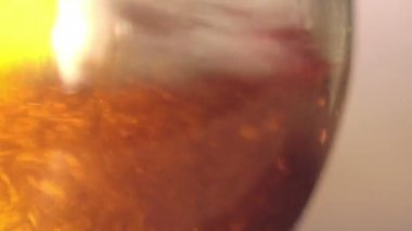 Elit light bira bir kavisli cam içine dökülür