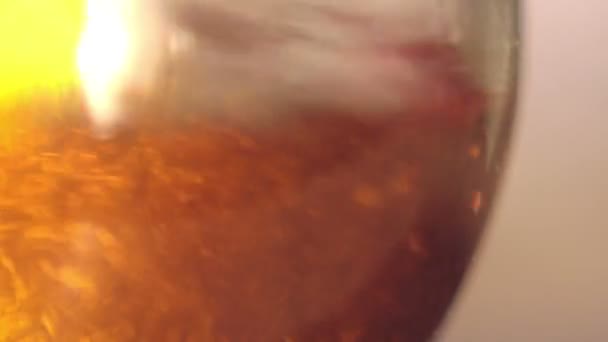 Элитное светлое пиво наливают в изогнутое стекло — стоковое видео