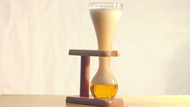 Ελίτ ελαφριά μπύρα που χύνεται σε ένα καμπύλο γυαλί — Αρχείο Βίντεο