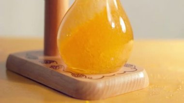 Elit light bira bir kavisli cam içine dökülür