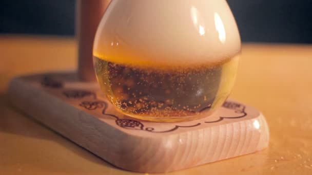 Elit light bira bir kavisli cam içine dökülür — Stok video