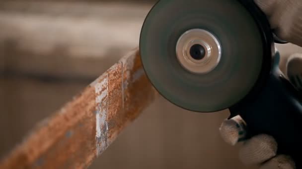 Sågning av metall med en vinkelslip — Stockvideo