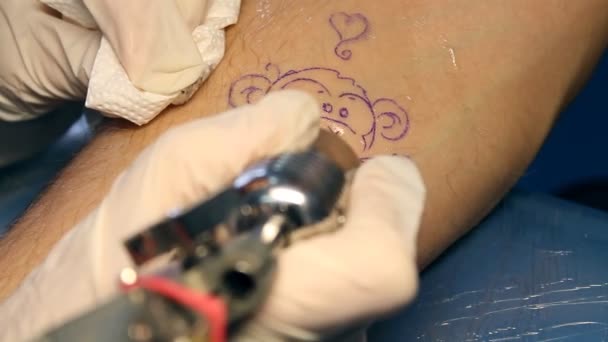 Making a tattoo on a mans hand — Stock Video