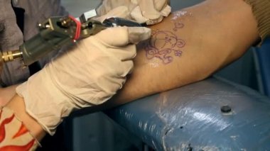 Bir dövme yapmak bir el mans