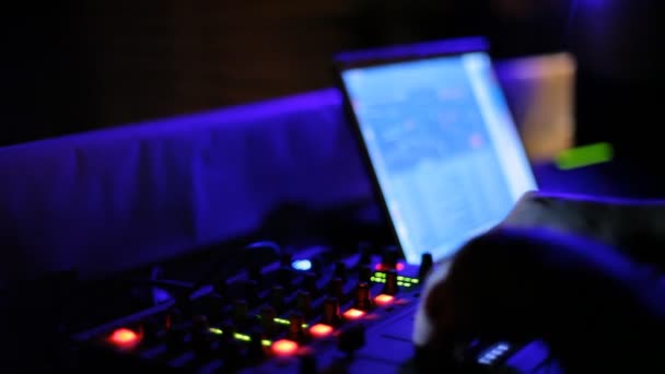 O consolă DJ în clubul de noapte — Videoclip de stoc