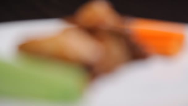 Gebratenes Huhn mit Gurken und Karotten — Stockvideo